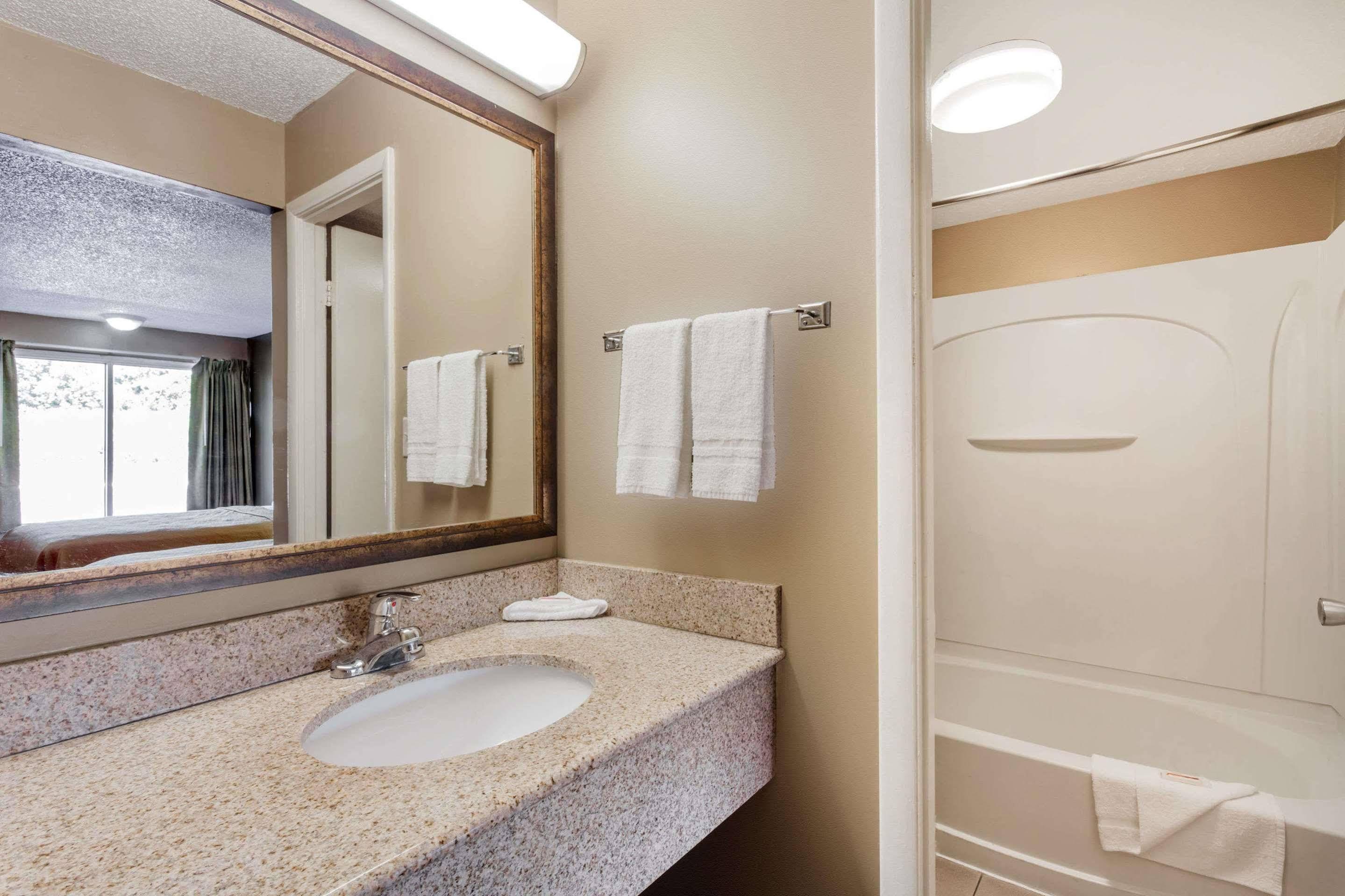 Knights Inn Lebanon Bagian luar foto
