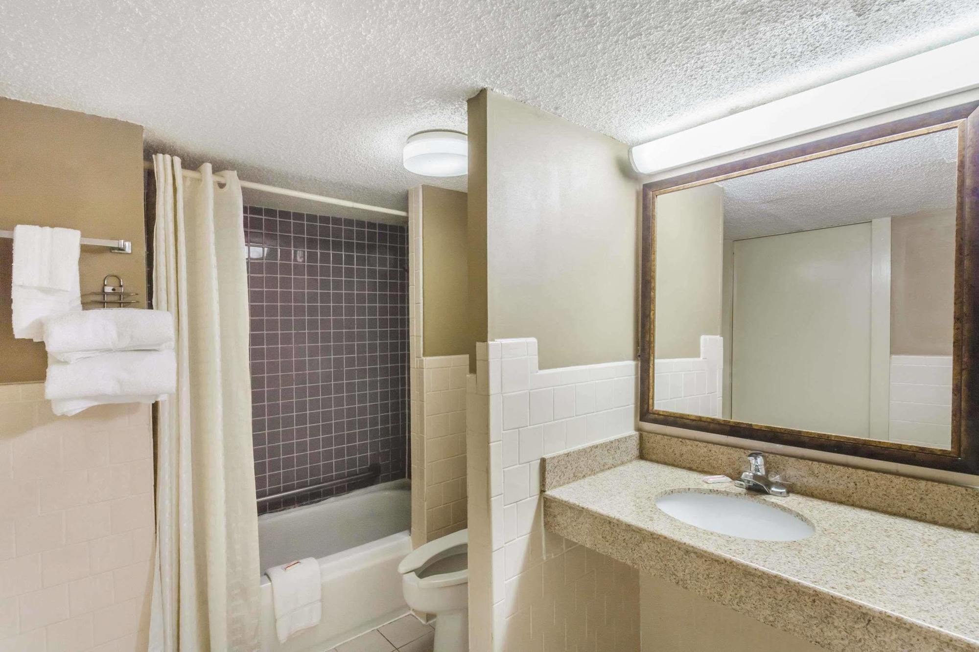 Knights Inn Lebanon Bagian luar foto
